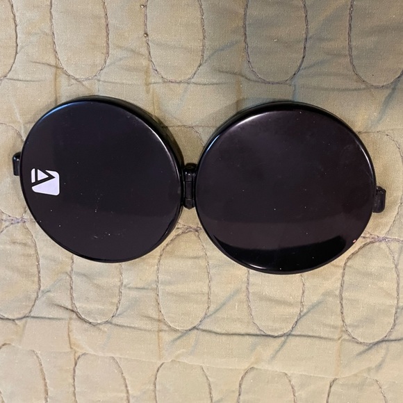 Pocket Compact double mirror with its own carry case perfect size for your purse - Picture 8 of 8